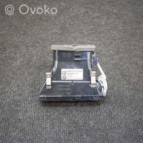 BMW 2 F22 F23 Lango oro grotelės 9205356