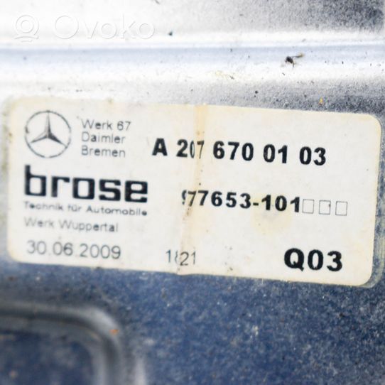 Mercedes-Benz E A207 Elektryczny podnośnik szyby drzwi tylnych 977653101