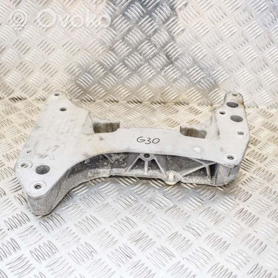 BMW 5 G30 G31 Supporto di montaggio scatola del cambio 8131500