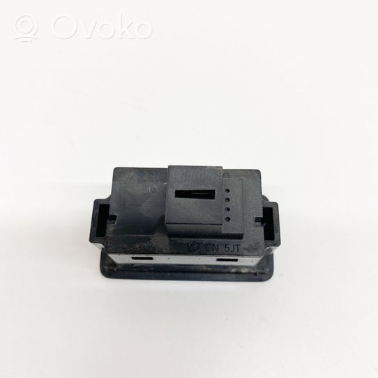 Audi Q3 8U Aizmugurējo durvju aizvēršanas slēdzis 4G0959831A