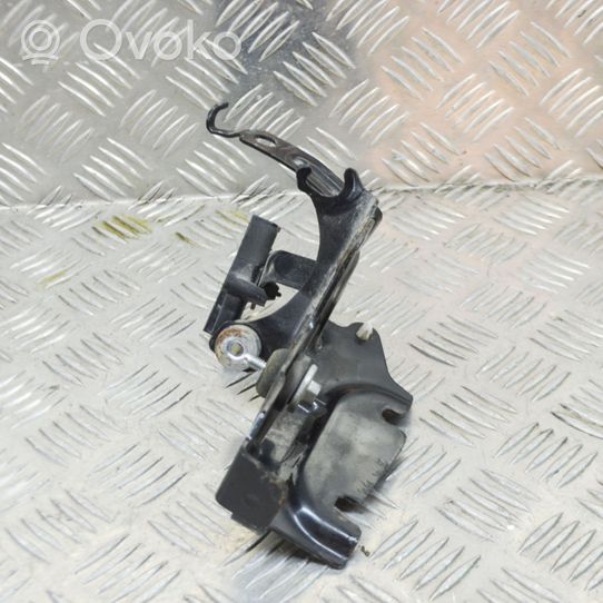 Mazda 6 Supporto pompa ABS 