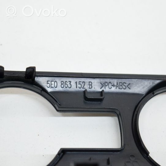 Skoda Octavia Mk3 (5E) Ramka schowka deski rozdzielczej 5E0863152B