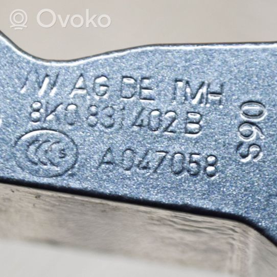 Skoda Octavia Mk3 (5E) Zawias górny drzwi tylnych 8K0831402B