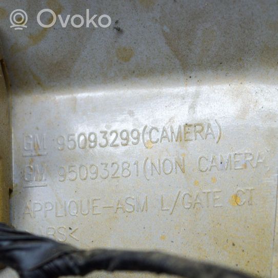 Opel Mokka X Barra de luz de la matrícula/placa de la puerta del maletero 95093281