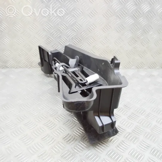 Audi Q3 8U Домкрат (данкрат) 8U0011215