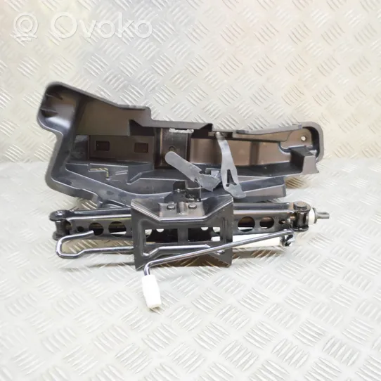 Audi Q3 8U Домкрат (данкрат) 8U0011215