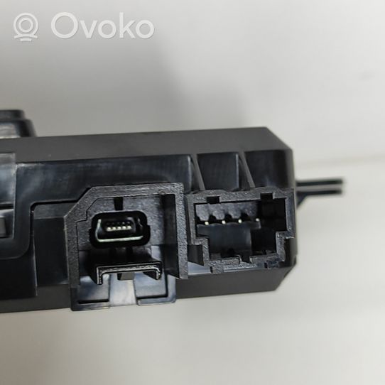 Tesla Model 3 Moduł / Sterownik USB 109329500A