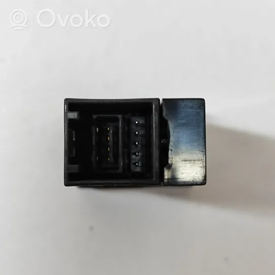 Toyota Hilux (AN10, AN20, AN30) Connettore plug in AUX 861900K010