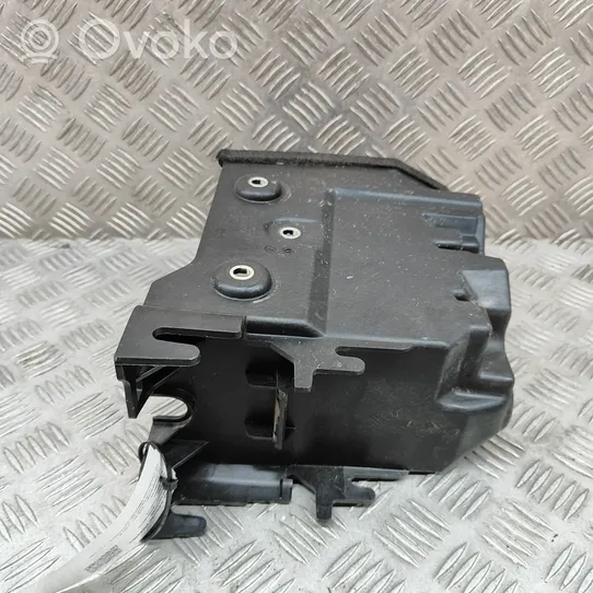 Volvo S90, V90 Akkulaatikon alusta 31651454