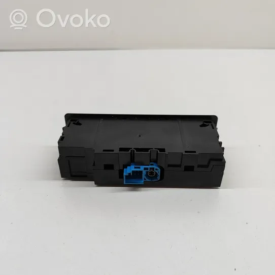 Mercedes-Benz C W205 USB socket connector A2138200401