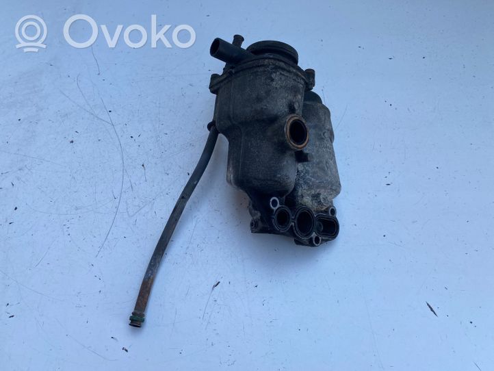 Volvo V70 Öljynsuodattimen kannake 30677920