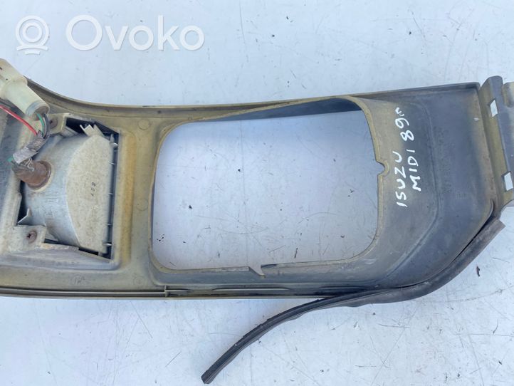 Isuzu Midi Rivestimento sotto il faro/fanale 21221394