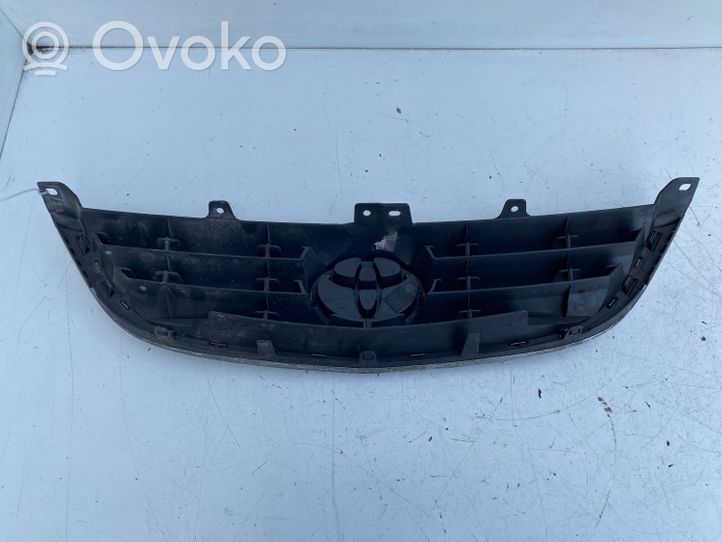 Toyota Avensis T220 Etupuskurin ylempi jäähdytinsäleikkö 5311105040A