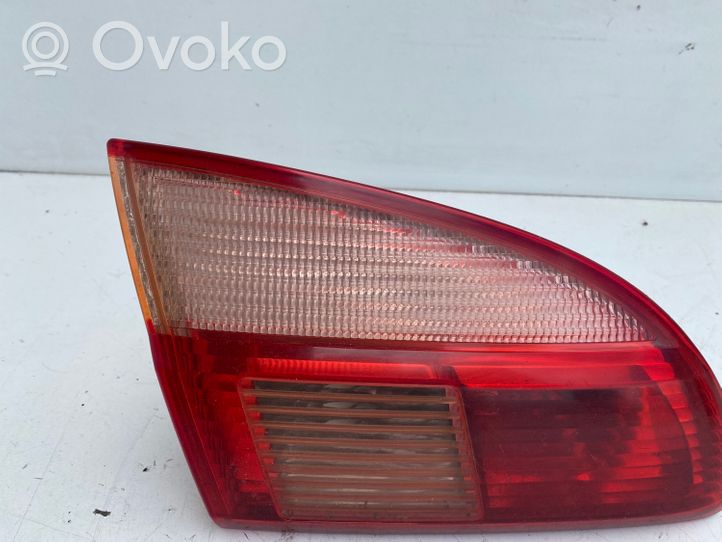 Toyota Avensis T220 Задний фонарь в крышке 89022026