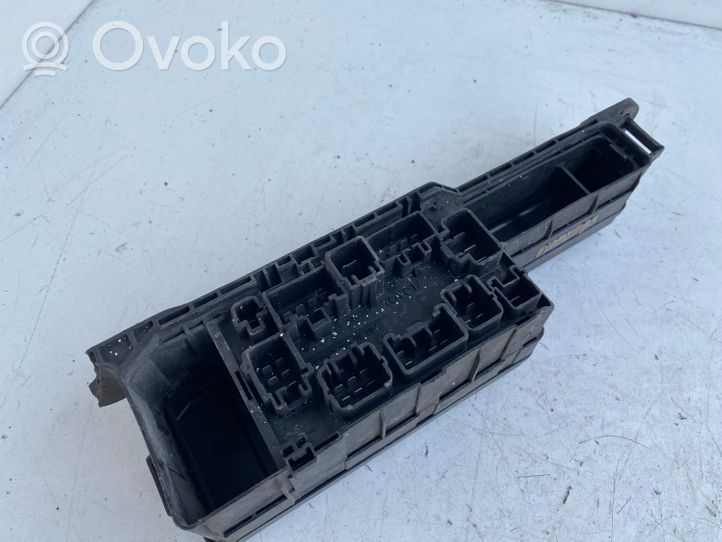 Toyota Avensis T220 Sulakemoduuli 8272005010