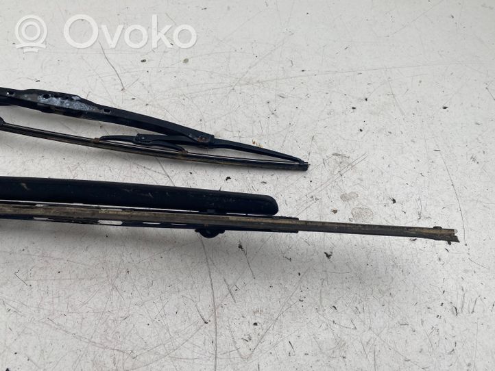 Toyota Avensis T220 Priekinio stiklo valytuvų kojelė 8521105051