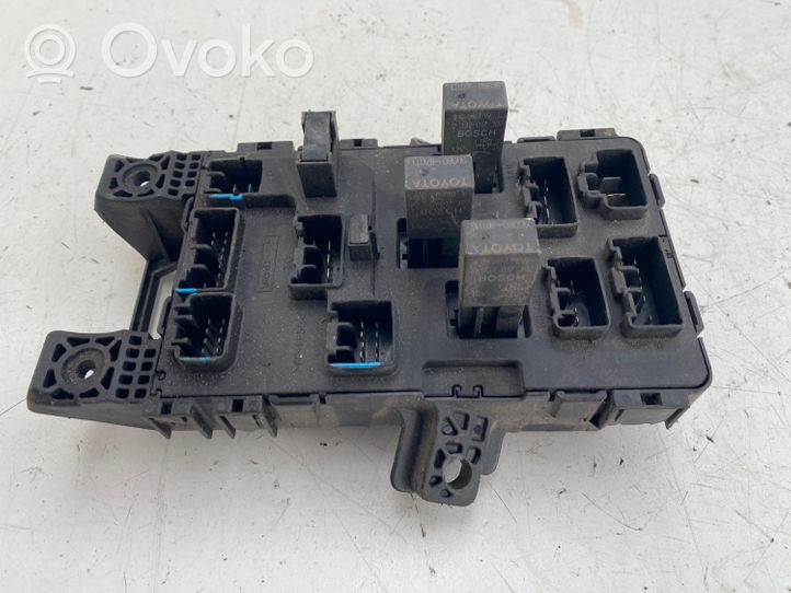 Toyota Avensis T220 Sulakemoduuli 8273005010