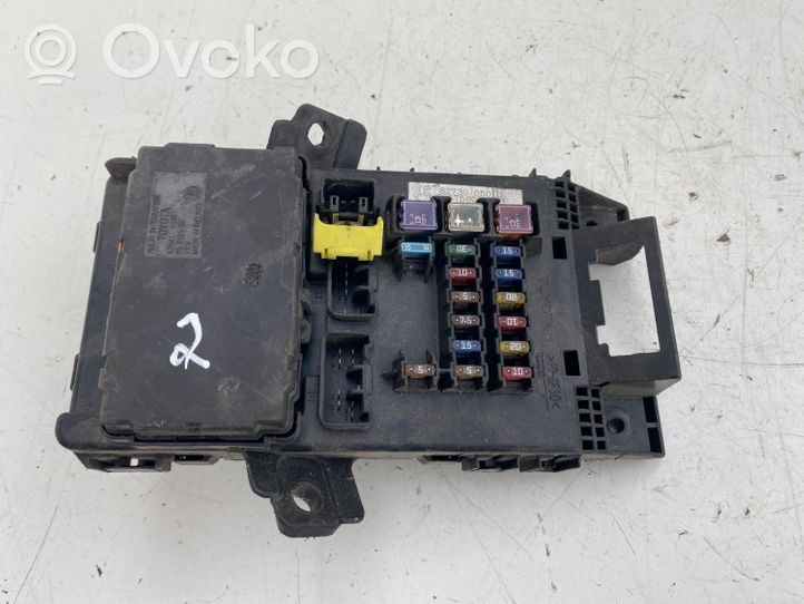 Toyota Avensis T220 Sulakemoduuli 8273005010