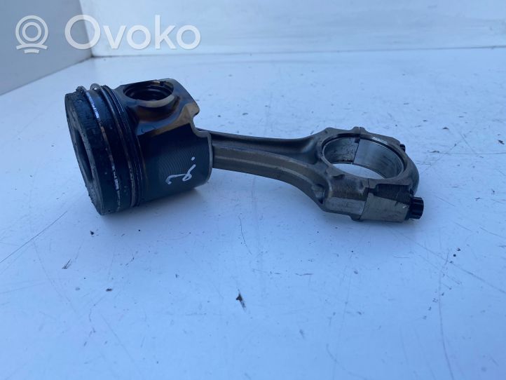 Toyota Avensis T220 Piston with connecting rod 