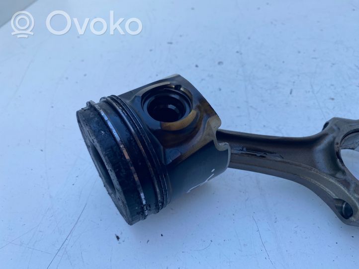 Toyota Avensis T220 Piston with connecting rod 