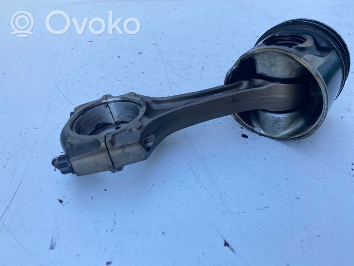 Toyota Avensis T220 Piston with connecting rod 