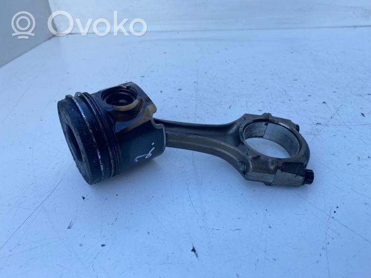 Toyota Avensis T220 Piston with connecting rod 