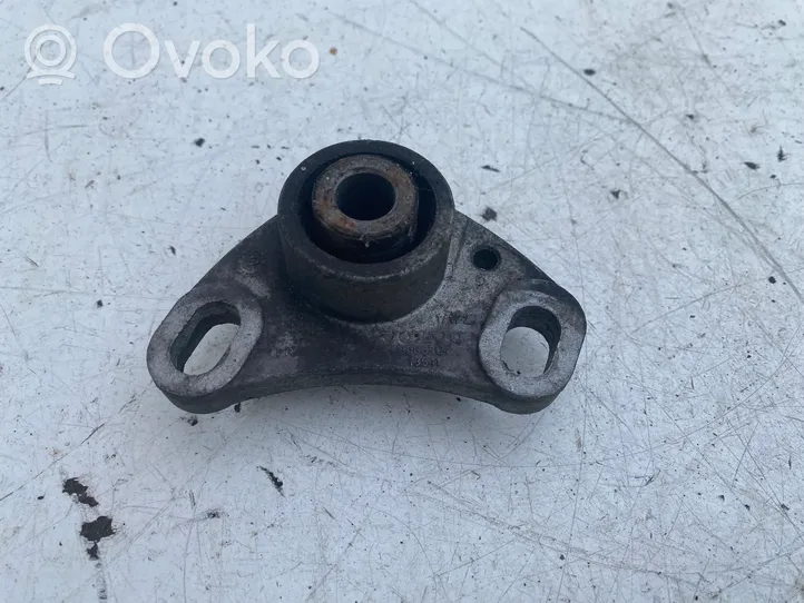 Volvo V70 Engine mount bracket 8666204