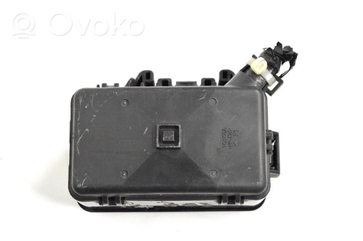 Toyota RAV 4 (XA40) Set scatola dei fusibili 8266248190