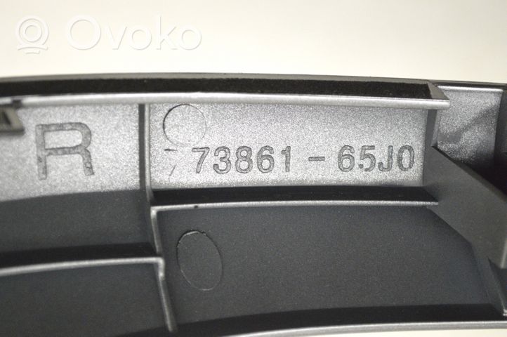 Suzuki Grand Vitara II Kojelaudan hansikaslokeron lista 7386165J0