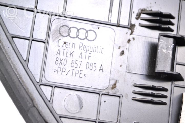 Audi A1 Kojelaudan sivupäätyverhoilu 8X0857085A