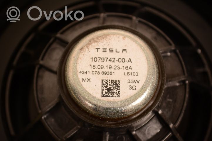Tesla Model 3 Tavarahylly 107974200A
