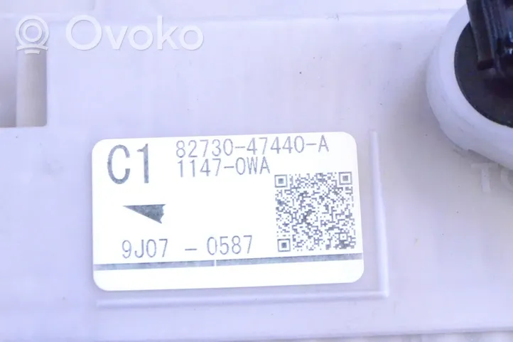 Toyota Prius (XW30) Korin keskiosan ohjainlaite 8273047440A