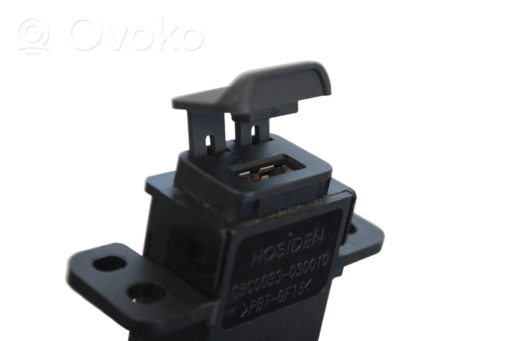 Nissan Juke II F16 USB-pistokeliitin CBC0033030010