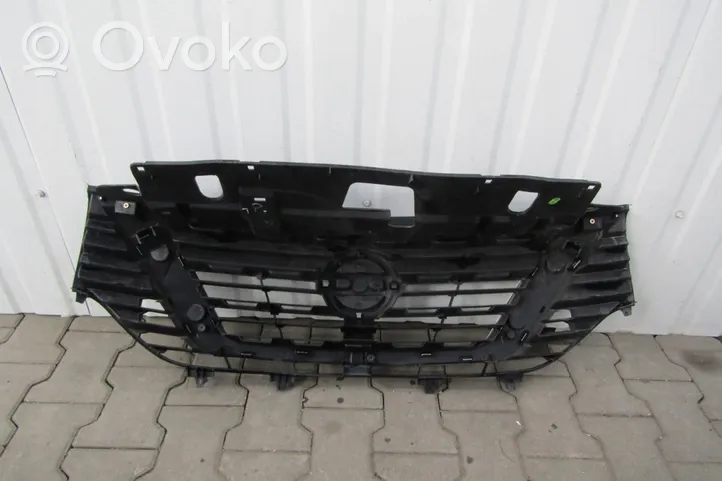 Nissan NV300 Grotelės priekinės 623109057R