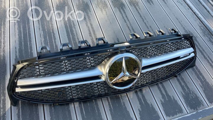 Mercedes-Benz CLA C118 X118 Grille calandre supérieure de pare-chocs avant A1188881600