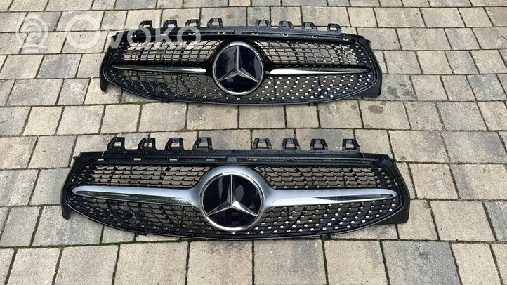 Mercedes-Benz CLA C118 X118 Rejilla superior del radiador del parachoques delantero A1188880000
