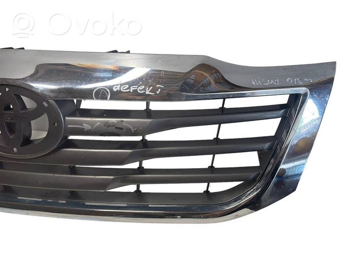 Toyota Hilux (AN10, AN20, AN30) Grille calandre supérieure de pare-chocs avant 531110K480