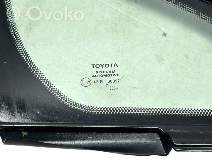 Toyota Verso Finestrino/vetro triangolo anteriore 621100F010