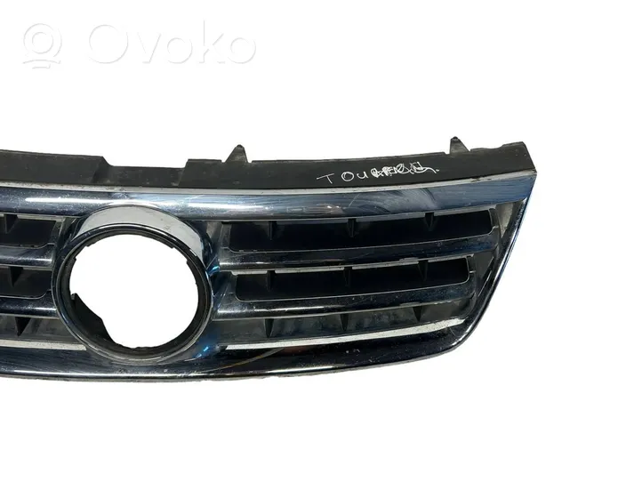 Volkswagen Touareg I Grille calandre supérieure de pare-chocs avant 7L6853651A