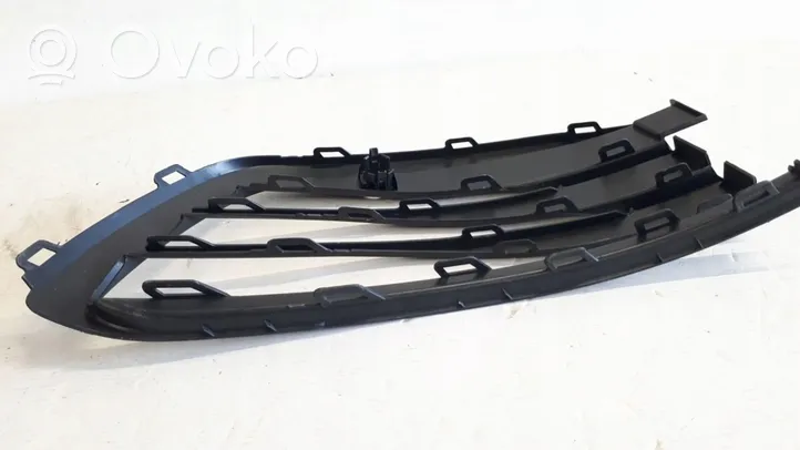 Volkswagen Golf VIII Grille inférieure de pare-chocs avant 5H0853665J