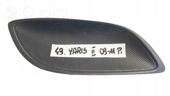 Toyota Yaris Rejilla inferior del parachoques delantero 814810D090