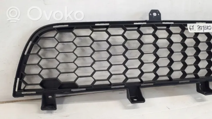 Mitsubishi Pajero Sport II Grille inférieure de pare-chocs avant 6402A124