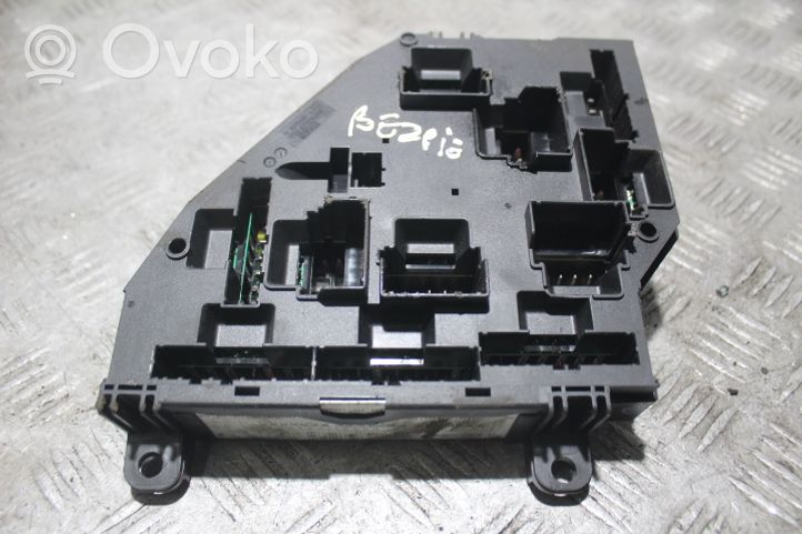 Toyota Avensis T250 Ramka / Moduł bezpieczników 925281201