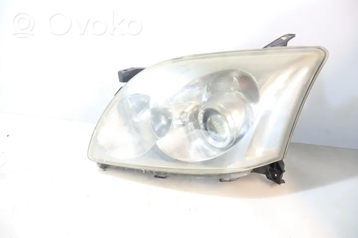 Toyota Avensis Verso Lampa przednia 