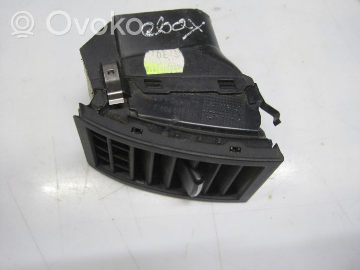 Volkswagen Touareg I Moldura protectora de la rejilla de ventilación lateral del panel 7L6819704J