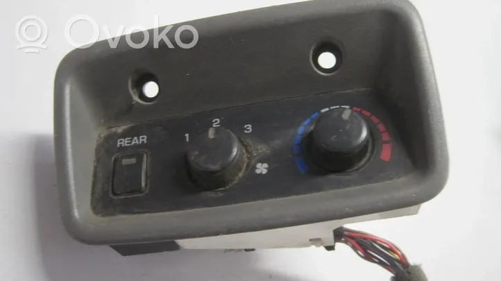 Mitsubishi Pajero Salono ventiliatoriaus reguliavimo jungtukas 1464307954