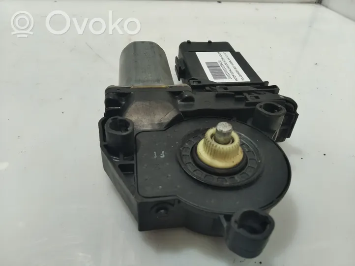 Volkswagen Golf IV Moteur de lève-vitre de porte avant 0130821765