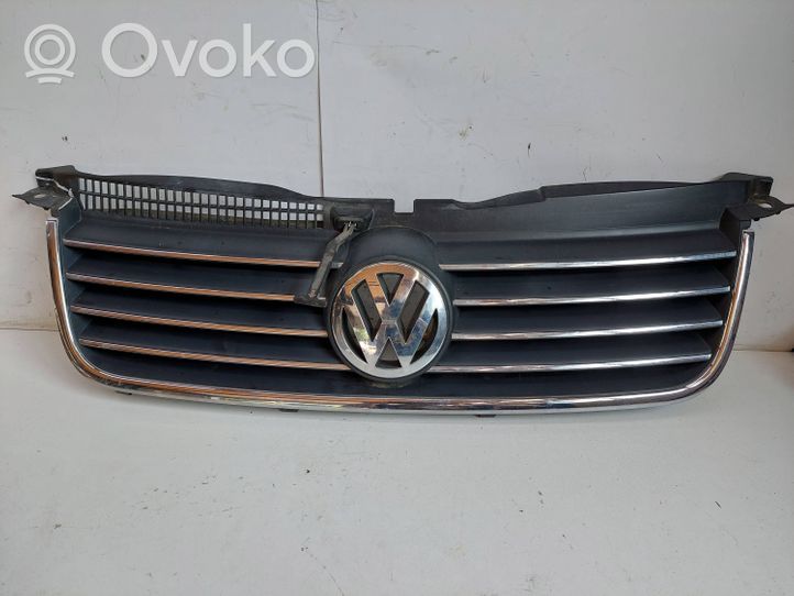 Volkswagen PASSAT B5.5 Etupuskurin ylempi jäähdytinsäleikkö 3B0853562