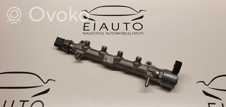 Volkswagen PASSAT B8 Fuel distributor 04L089H