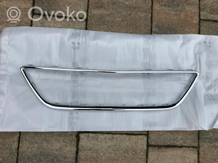 Seat Leon (5F) Etupuskurin ylempi jäähdytinsäleikkö 5F0854643B